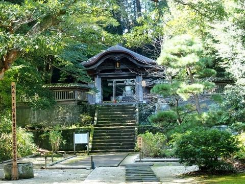 大亀の寿蔵碑、雷電の碑、地蔵尊霊場、見どころの多い月照寺