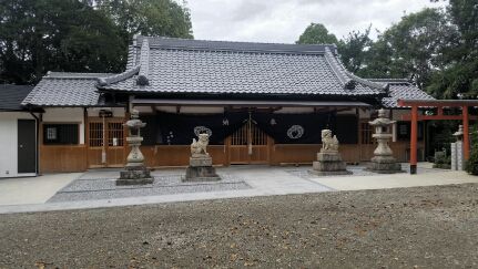 内田春日神社の社殿と狛犬