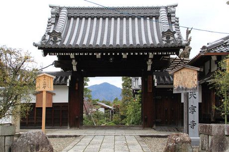 桜　額縁門の天寧寺　閑臥庵