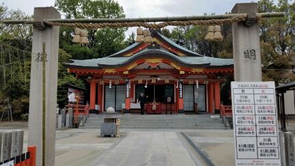 素盞烏尊神社(すさのおのみことじんじゃ：片山神社)の本殿(拝殿)と狛犬