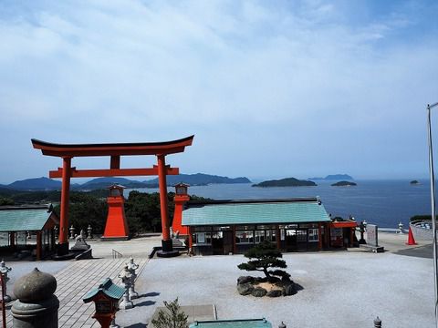本州の西の端絶景地に建つ「福徳稲荷神社」は千本鳥居を横から撮れます（山口県下関市）