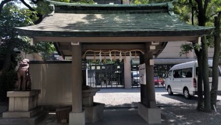 坐摩神社(いかすりじんじゃ)の手水舎と狛犬