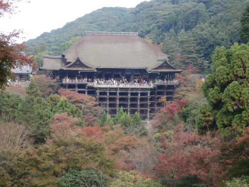 京都の紅葉・清水寺から京都市街を眺める