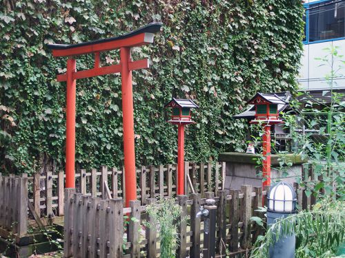 和光稲荷神社 - ベビー用品の老舗・和光堂の本社ビルの屋敷神として祀られた小祠