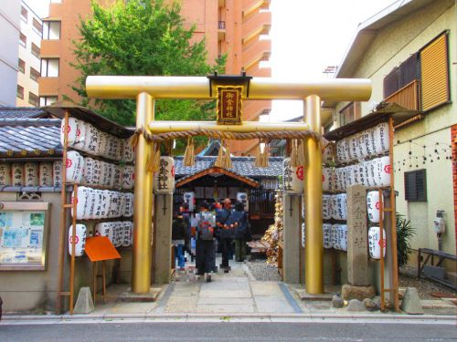 【京都】資産運用の神を祀る「御金神社」の金色御朱印＆ローストビーフ丼