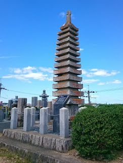 板持十三重塔　厳島神社(富田林市)　・鎌倉時代作と考えられる石塔と近くの神社