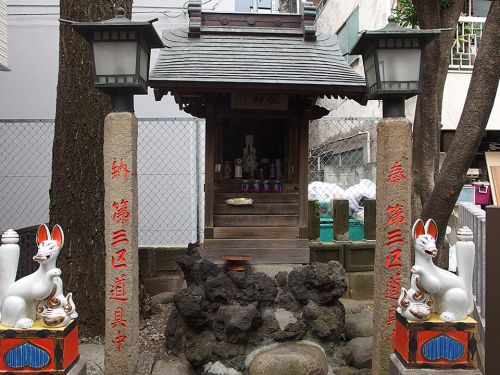 桐生稲荷神社 - 地主の屋敷神が起源・その後地域の守護神として祀られてきたと伝わる祠