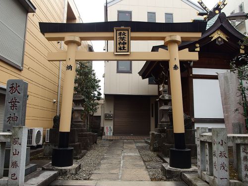 矢来秋葉神社 - 江戸時代には小浜藩酒井家下屋敷の邸内社だった「火伏せの神」