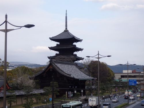 京都・東寺の五重塔と枝垂桜