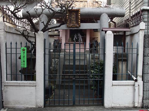 八二神社 - かつては加賀藩主だった前田家の屋敷神・鶯谷駅前のホテル街に佇む小祠
