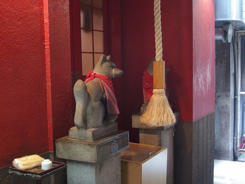 豊岩稲荷神社 - 明智光秀の家臣が創建したと伝わる、ビルの片隅にひっそりと鎮座するお稲荷さま