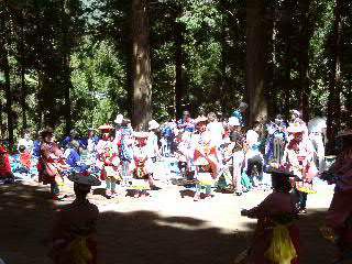 【自分なりの遠野物語】倭文神社の祭りに遭遇！境内で「さんさ輪踊り！」「鹿踊り」などで大盛り上がり！東北の祭りは住民と直結で「やる気の祭り」で気持ちが良い！