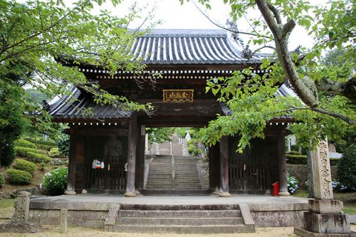 神呪寺、甲山山麓に境内を構えています。