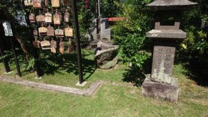 南方神社（鹿児島県枕崎市鹿篭麓町398）の盃状穴