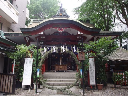 三崎稲荷神社 - 参勤交代の大名が登城前に必ず参拝していたと伝わるお稲荷さま