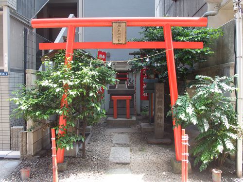 川上稲荷神社 - 江戸初期に将軍家の御上場に創建されたのが起源と伝わる小祠