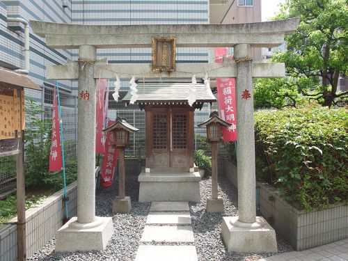 次郎左衛門稲荷神社 - 浜松町の繁華街に佇む小祠