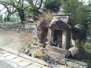 恵美須神社（福岡県朝倉市杷木志波4865）の盃状穴