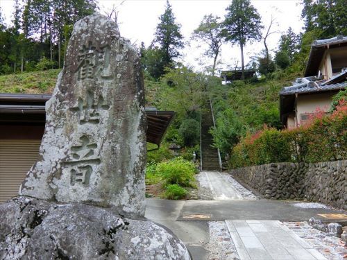 直立はしごのような石段、武甲山を眺める境内 秩父観音 第24番 法泉寺