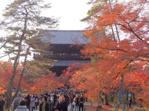京都の紅葉・南禅寺の三門と水路閣