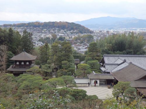 京都の紅葉・銀閣寺の池泉庭園と大文字山の大パノラマ