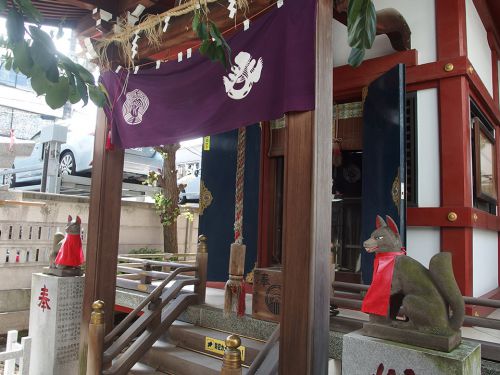 三河稲荷神社（港区南青山） - 三河国から移住してきた人々により祀られたのが起源と伝わる神社