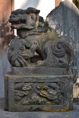 東神社の狛犬達