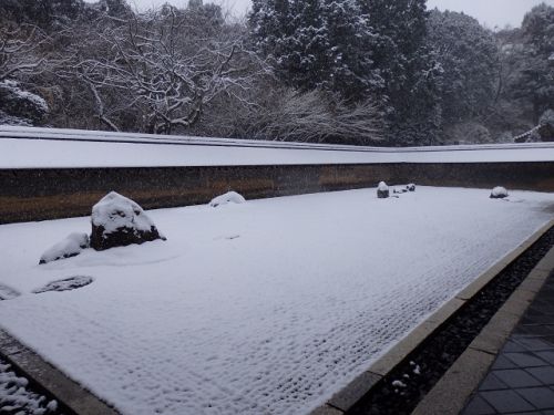 雪の京都・龍安寺の石庭と鏡容池