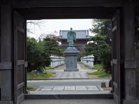 「蓮華院誕生寺」白鵬関と朝青龍関をモデルにした、広目天と多聞天（熊本県玉名市）