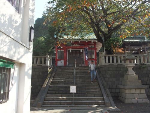 元町嚴島神社 - 鎌倉時代初期に源頼朝が創建した「洲干弁天社」が起源