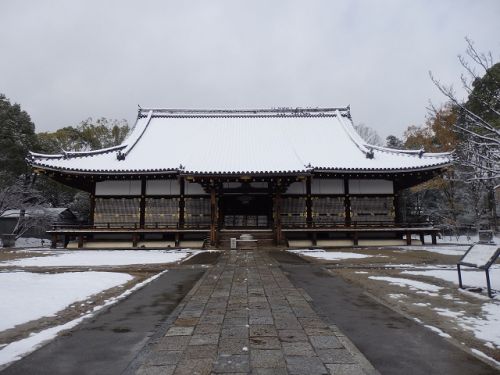 冬の京都・雪景色の仁和寺