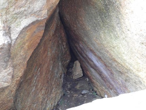 神秘の洞窟の奥にあった同じモノとは・・・・神さん山・坂谷神社・鬼の差上岩