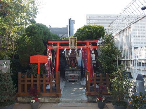 伏見稲荷神社（西武百貨店池袋本店） - 池袋のデパートの屋上に祀られているお稲荷さま
