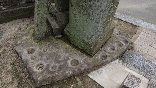 細石神社 （福岡県糸島市三雲４３２）の盃状穴