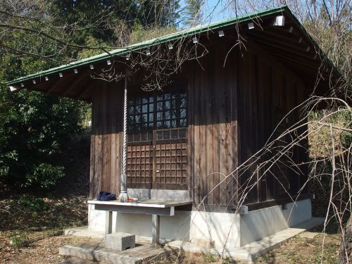 須賀神社（横浜市神奈川区菅田町） - 菅田町のお寺の脇に鎮座する小祠