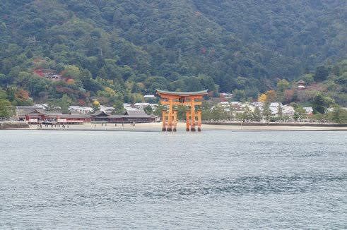 深まりゆく秋の宮島・厳島神社　Itsukushima Shrine in Miyajima, Hiroshima