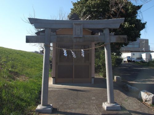 水神社（横浜市都筑区川向町） - 鶴見川の堤防の脇に鎮座している水神さま