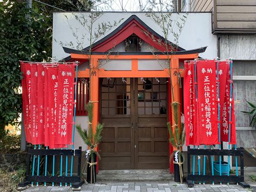 正一位伏見稲荷大明神（新宿区西新宿） - 西新宿のビル群の中に佇む小祠