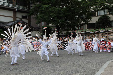 祇園祭・お迎え提灯　本能寺で舞踊を奉納