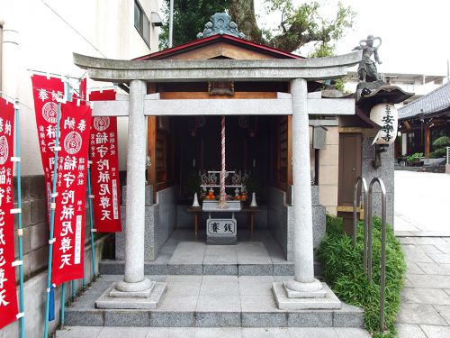 稲守稲荷神社 - 安楽寺の入り口に祀られているお稲荷さま