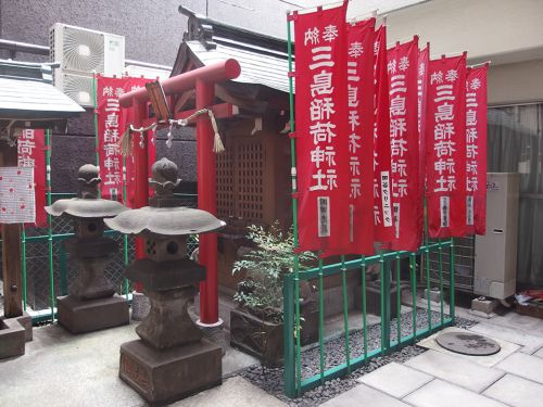 三島稲荷神社 - 江戸時代創建・マンションの中に鎮座しているお社