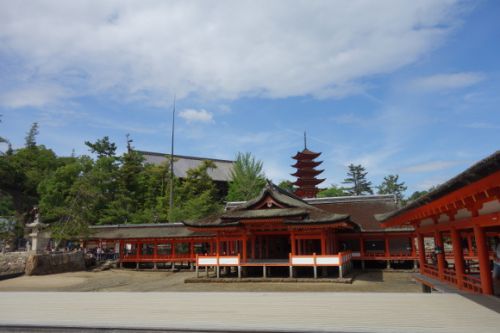 厳島の千畳閣(豊国神社)と五重塔