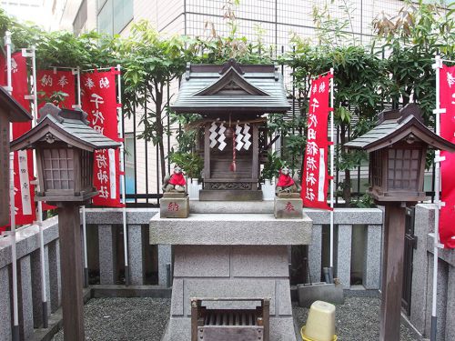千代田稲荷神社（千代田区麹町） - 都心の高層ビルのはざまに鎮座する小祠