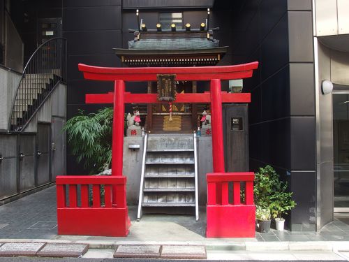 槇三伏見稲荷神社 - オフィスビルが立ち並ぶ一角にひっそりと鎮座するお稲荷さま