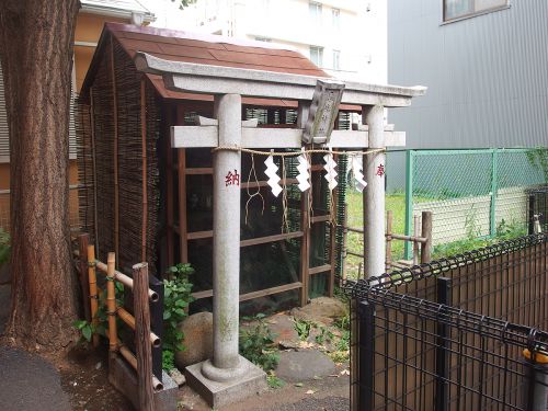 亀嶋稲荷神社 - 江戸時代には屋敷神として祀られていたと伝わるお稲荷さま