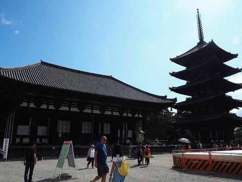 興福寺「東金堂」と「中金堂」（奈良県奈良市）