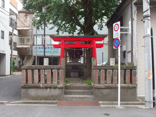 二ツ谷稲荷神社 - かつて東神奈川熊野神社の仮社殿が設けられていた神社