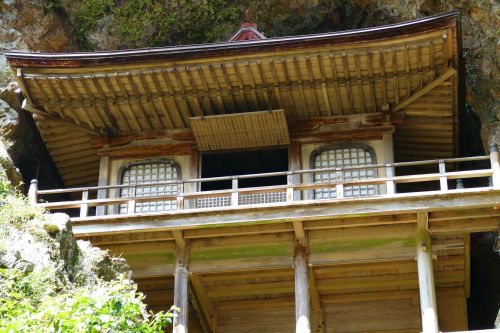 岩窟の聖地絶景・鳥取県の神秘的な寺社を訪ねて