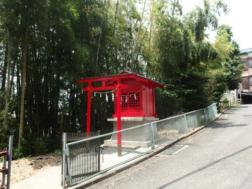 稲荷神社（港北区新吉田東1-75） - 急坂の途中に鎮座する小祠
