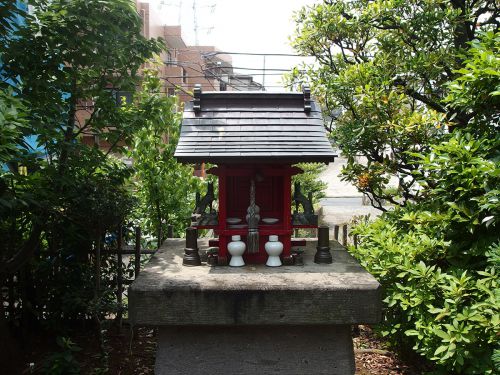 稲荷神社（港北区高田東） - 早渕川沿いに祀られている小祠